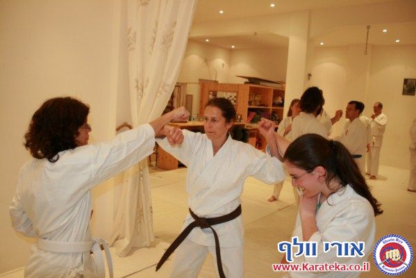 4/2011 אבי מזל טוב סנסאי, דאן 3 שוטוקאן, חזר לארץ לאחר גלי הצונאמי שפקדו את יפן, ובא להתארח אצלנו בדוג'ו. באימון נכחו תלמידים מבתי ספר שונים