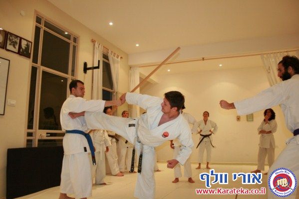 4/2011 אבי מזל טוב סנסאי, דאן 3 שוטוקאן, חזר לארץ לאחר גלי הצונאמי שפקדו את יפן, ובא להתארח אצלנו בדוג'ו. באימון נכחו תלמידים מבתי ספר שונים