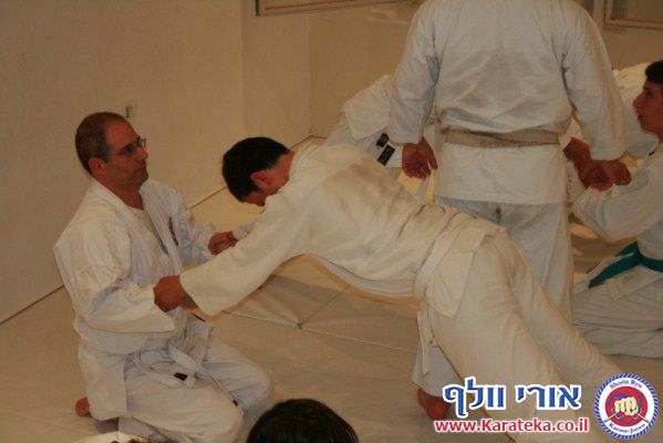 4/2011 אבי מזל טוב סנסאי, דאן 3 שוטוקאן, חזר לארץ לאחר גלי הצונאמי שפקדו את יפן, ובא להתארח אצלנו בדוג'ו. באימון נכחו תלמידים מבתי ספר שונים