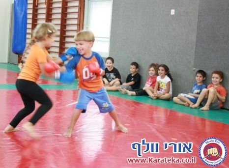 אימון של קבוצות קטנטנים, ילדים, נוער ומבוגרים בדוג'ו אשר בקיבוץ חצור אשדוד, בו לומדים שורין ריו קראטה ג'וטסו