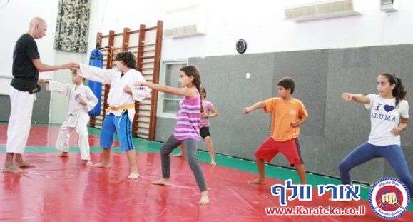 אימון של קבוצות קטנטנים, ילדים, נוער ומבוגרים בדוג'ו אשר בקיבוץ חצור אשדוד, בו לומדים שורין ריו קראטה ג'וטסו