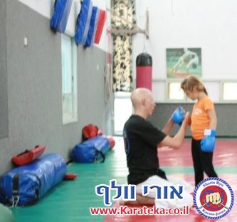 אימון של קבוצות קטנטנים, ילדים, נוער ומבוגרים בדוג'ו אשר בקיבוץ חצור אשדוד, בו לומדים שורין ריו קראטה ג'וטסו