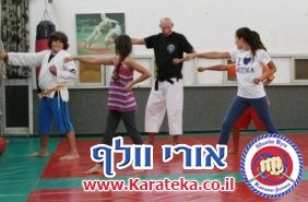 אימון של קבוצות קטנטנים, ילדים, נוער ומבוגרים בדוג'ו אשר בקיבוץ חצור אשדוד, בו לומדים שורין ריו קראטה ג'וטסו