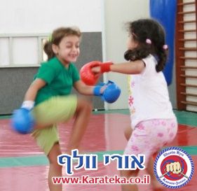 אימון של קבוצות קטנטנים, ילדים, נוער ומבוגרים בדוג'ו אשר בקיבוץ חצור אשדוד, בו לומדים שורין ריו קראטה ג'וטסו
