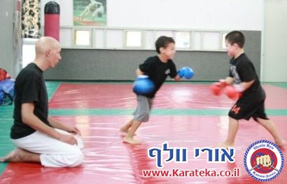 אימון של קבוצות קטנטנים, ילדים, נוער ומבוגרים בדוג'ו אשר בקיבוץ חצור אשדוד, בו לומדים שורין ריו קראטה ג'וטסו