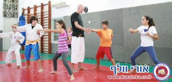 אימון של קבוצות קטנטנים, ילדים, נוער ומבוגרים בדוג'ו אשר בקיבוץ חצור אשדוד, בו לומדים שורין ריו קראטה ג'וטסו