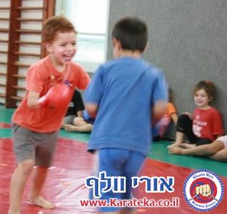 אימון של קבוצות קטנטנים, ילדים, נוער ומבוגרים בדוג'ו אשר בקיבוץ חצור אשדוד, בו לומדים שורין ריו קראטה ג'וטסו