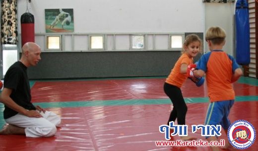 אימון של קבוצות קטנטנים, ילדים, נוער ומבוגרים בדוג'ו אשר בקיבוץ חצור אשדוד, בו לומדים שורין ריו קראטה ג'וטסו