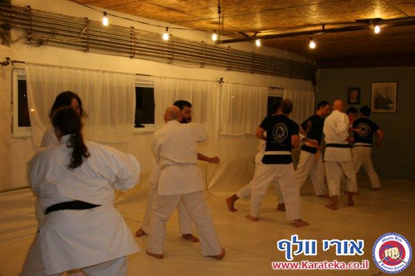 29/2/2012 אימון פתיחת דוג'ו ה''מוסך''. למרות גשם ומזג אויר סוער קיימנו את אימון פתיחת הדוג'ו. זהו הדוג'ו הראשי של בית הספר לקראטה ואומנויות לחימה שורין ריו קראטה ג'וטסו ישראל בראשתו של אורי וולף סנסאי