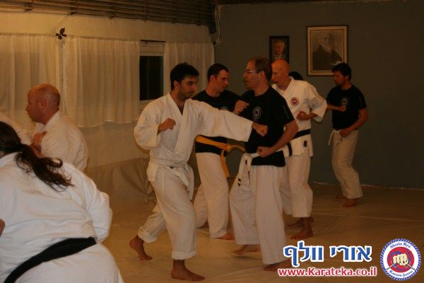 29/2/2012 אימון פתיחת דוג'ו ה''מוסך''. למרות גשם ומזג אויר סוער קיימנו את אימון פתיחת הדוג'ו. זהו הדוג'ו הראשי של בית הספר לקראטה ואומנויות לחימה שורין ריו קראטה ג'וטסו ישראל בראשתו של אורי וולף סנסאי
