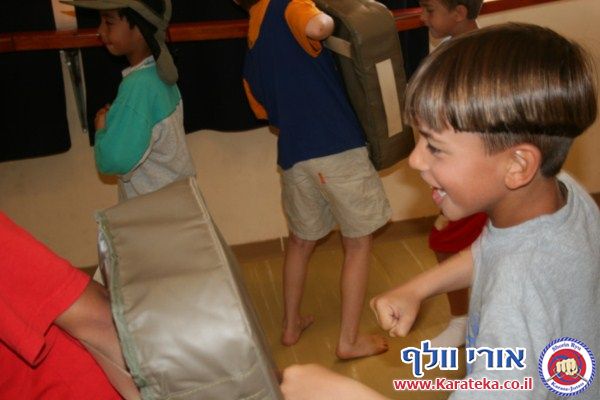 4/2012 סדנת שליטה שהועברה בפסח 2012 לילדים בקיבוץ יד מרדכי. בסדנה ניתנו כלים לשליטה בגוף ובהתנהגות תוך כדי שימוש בקראטה.