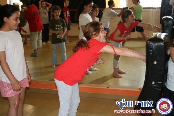 4/2012 סדנת שליטה שהועברה בפסח 2012 לילדים בקיבוץ יד מרדכי. בסדנה ניתנו כלים לשליטה בגוף ובהתנהגות תוך כדי שימוש בקראטה.