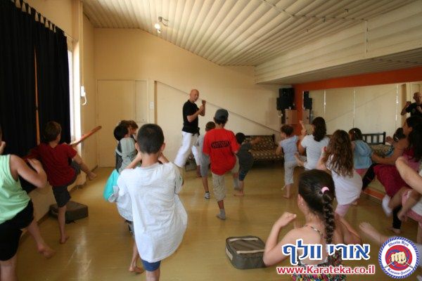 4/2012 סדנת שליטה שהועברה בפסח 2012 לילדים בקיבוץ יד מרדכי. בסדנה ניתנו כלים לשליטה בגוף ובהתנהגות תוך כדי שימוש בקראטה.