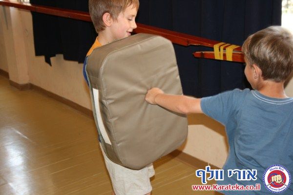4/2012 סדנת שליטה שהועברה בפסח 2012 לילדים בקיבוץ יד מרדכי. בסדנה ניתנו כלים לשליטה בגוף ובהתנהגות תוך כדי שימוש בקראטה.