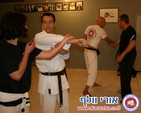 22/4/2012 גיא רפאלי התארח אצלנו בדוג'ו ולימד עקרונות בסיסיים של שימוש בסכין והגנה מפניו ביד ריקה ובאמצעות סכין