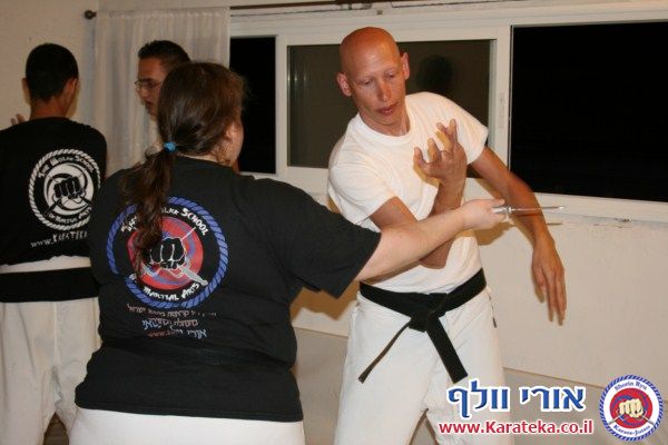 22/4/2012 גיא רפאלי התארח אצלנו בדוג'ו ולימד עקרונות בסיסיים של שימוש בסכין והגנה מפניו ביד ריקה ובאמצעות סכין