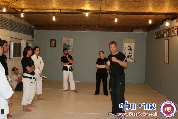 22/4/2012 גיא רפאלי התארח אצלנו בדוג'ו ולימד עקרונות בסיסיים של שימוש בסכין והגנה מפניו ביד ריקה ובאמצעות סכין