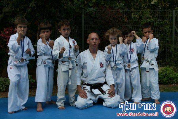 בסוף שנת אימונים מפרכת התקיים אימון סוף שנה בגינה, בנוכחות ההורים. הילדים גיל 4.5-6 הדגימו יכולות מרשימות! החל מיכולות פיסיות, ועד ליכולות טכניות ויכולות ריכוז גבוהות. בסוף האימון התקיימה תחרות קאטות.