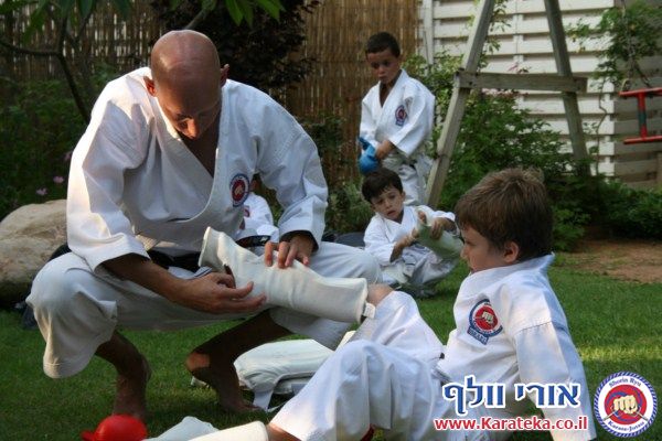 בסוף שנת אימונים מפרכת התקיים אימון סוף שנה בגינה, בנוכחות ההורים. הילדים גיל 4.5-6 הדגימו יכולות מרשימות! החל מיכולות פיסיות, ועד ליכולות טכניות ויכולות ריכוז גבוהות. בסוף האימון התקיימה תחרות קאטות.