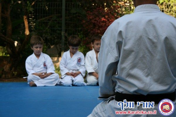 בסוף שנת אימונים מפרכת התקיים אימון סוף שנה בגינה, בנוכחות ההורים. הילדים גיל 4.5-6 הדגימו יכולות מרשימות! החל מיכולות פיסיות, ועד ליכולות טכניות ויכולות ריכוז גבוהות. בסוף האימון התקיימה תחרות קאטות.