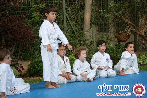 בסוף שנת אימונים מפרכת התקיים אימון סוף שנה בגינה, בנוכחות ההורים. הילדים גיל 4.5-6 הדגימו יכולות מרשימות! החל מיכולות פיסיות, ועד ליכולות טכניות ויכולות ריכוז גבוהות. בסוף האימון התקיימה תחרות קאטות.