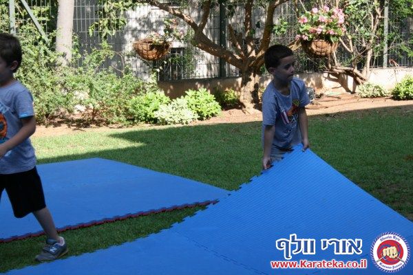 בסוף שנת אימונים מפרכת התקיים אימון סוף שנה בגינה, בנוכחות ההורים. הילדים גיל 4.5-6 הדגימו יכולות מרשימות! החל מיכולות פיסיות, ועד ליכולות טכניות ויכולות ריכוז גבוהות. בסוף האימון התקיימה תחרות קאטות.