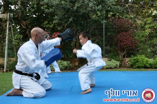 בסוף שנת אימונים מפרכת התקיים אימון סוף שנה בגינה, בנוכחות ההורים. הילדים גיל 4.5-6 הדגימו יכולות מרשימות! החל מיכולות פיסיות, ועד ליכולות טכניות ויכולות ריכוז גבוהות. בסוף האימון התקיימה תחרות קאטות.