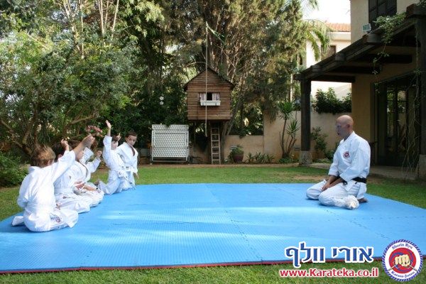 בסוף שנת אימונים מפרכת התקיים אימון סוף שנה בגינה, בנוכחות ההורים. הילדים גיל 4.5-6 הדגימו יכולות מרשימות! החל מיכולות פיסיות, ועד ליכולות טכניות ויכולות ריכוז גבוהות. בסוף האימון התקיימה תחרות קאטות.
