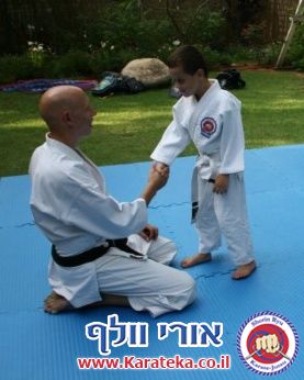 בסוף שנת אימונים מפרכת התקיים אימון סוף שנה בגינה, בנוכחות ההורים. הילדים גיל 4.5-6 הדגימו יכולות מרשימות! החל מיכולות פיסיות, ועד ליכולות טכניות ויכולות ריכוז גבוהות. בסוף האימון התקיימה תחרות קאטות.