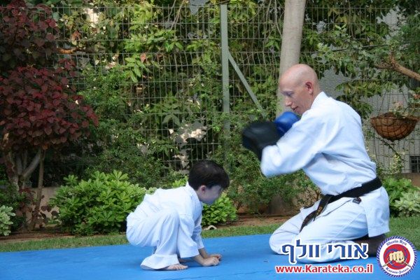 בסוף שנת אימונים מפרכת התקיים אימון סוף שנה בגינה, בנוכחות ההורים. הילדים גיל 4.5-6 הדגימו יכולות מרשימות! החל מיכולות פיסיות, ועד ליכולות טכניות ויכולות ריכוז גבוהות. בסוף האימון התקיימה תחרות קאטות.