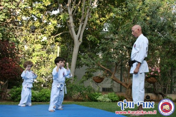בסוף שנת אימונים מפרכת התקיים אימון סוף שנה בגינה, בנוכחות ההורים. הילדים גיל 4.5-6 הדגימו יכולות מרשימות! החל מיכולות פיסיות, ועד ליכולות טכניות ויכולות ריכוז גבוהות. בסוף האימון התקיימה תחרות קאטות.