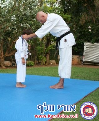 בסוף שנת אימונים מפרכת התקיים אימון סוף שנה בגינה, בנוכחות ההורים. הילדים גיל 4.5-6 הדגימו יכולות מרשימות! החל מיכולות פיסיות, ועד ליכולות טכניות ויכולות ריכוז גבוהות. בסוף האימון התקיימה תחרות קאטות.