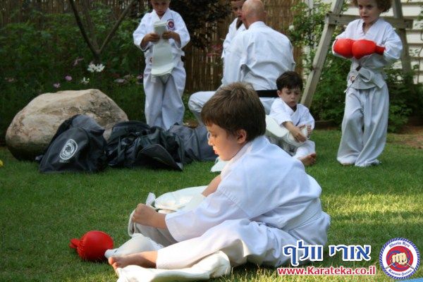 בסוף שנת אימונים מפרכת התקיים אימון סוף שנה בגינה, בנוכחות ההורים. הילדים גיל 4.5-6 הדגימו יכולות מרשימות! החל מיכולות פיסיות, ועד ליכולות טכניות ויכולות ריכוז גבוהות. בסוף האימון התקיימה תחרות קאטות.