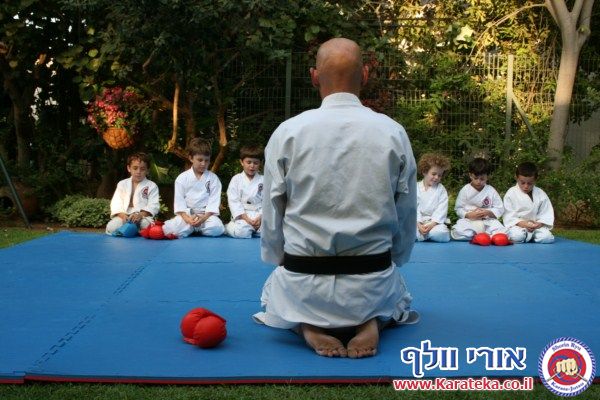 בסוף שנת אימונים מפרכת התקיים אימון סוף שנה בגינה, בנוכחות ההורים. הילדים גיל 4.5-6 הדגימו יכולות מרשימות! החל מיכולות פיסיות, ועד ליכולות טכניות ויכולות ריכוז גבוהות. בסוף האימון התקיימה תחרות קאטות.