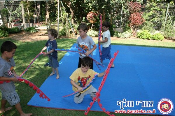 בסוף שנת אימונים מפרכת התקיים אימון סוף שנה בגינה, בנוכחות ההורים. הילדים גיל 4.5-6 הדגימו יכולות מרשימות! החל מיכולות פיסיות, ועד ליכולות טכניות ויכולות ריכוז גבוהות. בסוף האימון התקיימה תחרות קאטות.