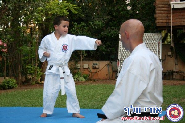 בסוף שנת אימונים מפרכת התקיים אימון סוף שנה בגינה, בנוכחות ההורים. הילדים גיל 4.5-6 הדגימו יכולות מרשימות! החל מיכולות פיסיות, ועד ליכולות טכניות ויכולות ריכוז גבוהות. בסוף האימון התקיימה תחרות קאטות.