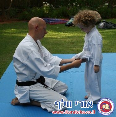 בסוף שנת אימונים מפרכת התקיים אימון סוף שנה בגינה, בנוכחות ההורים. הילדים גיל 4.5-6 הדגימו יכולות מרשימות! החל מיכולות פיסיות, ועד ליכולות טכניות ויכולות ריכוז גבוהות. בסוף האימון התקיימה תחרות קאטות.