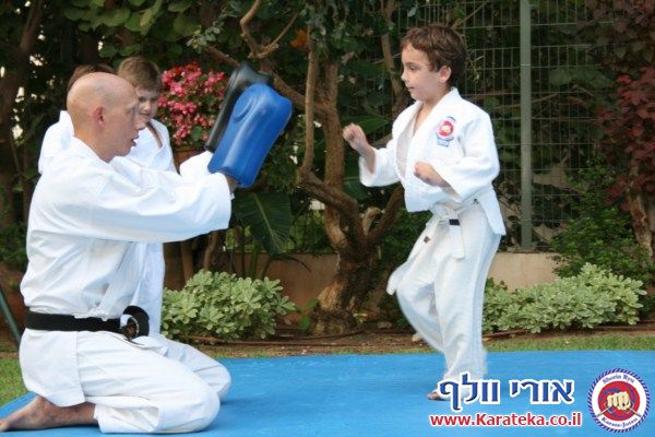 בסוף שנת אימונים מפרכת התקיים אימון סוף שנה בגינה, בנוכחות ההורים. הילדים גיל 4.5-6 הדגימו יכולות מרשימות! החל מיכולות פיסיות, ועד ליכולות טכניות ויכולות ריכוז גבוהות. בסוף האימון התקיימה תחרות קאטות.