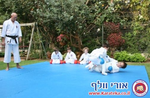 בסוף שנת אימונים מפרכת התקיים אימון סוף שנה בגינה, בנוכחות ההורים. הילדים גיל 4.5-6 הדגימו יכולות מרשימות! החל מיכולות פיסיות, ועד ליכולות טכניות ויכולות ריכוז גבוהות. בסוף האימון התקיימה תחרות קאטות.