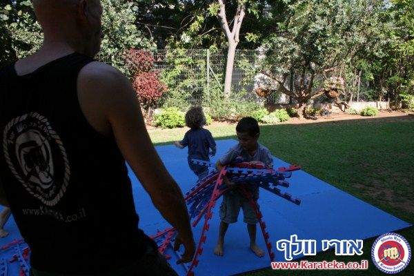 בסוף שנת אימונים מפרכת התקיים אימון סוף שנה בגינה, בנוכחות ההורים. הילדים גיל 4.5-6 הדגימו יכולות מרשימות! החל מיכולות פיסיות, ועד ליכולות טכניות ויכולות ריכוז גבוהות. בסוף האימון התקיימה תחרות קאטות.