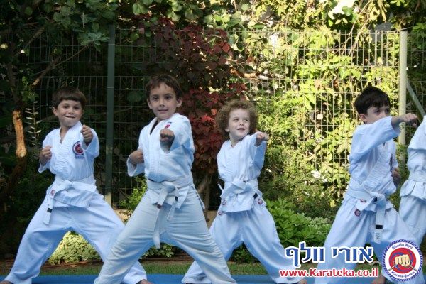 בסוף שנת אימונים מפרכת התקיים אימון סוף שנה בגינה, בנוכחות ההורים. הילדים גיל 4.5-6 הדגימו יכולות מרשימות! החל מיכולות פיסיות, ועד ליכולות טכניות ויכולות ריכוז גבוהות. בסוף האימון התקיימה תחרות קאטות.
