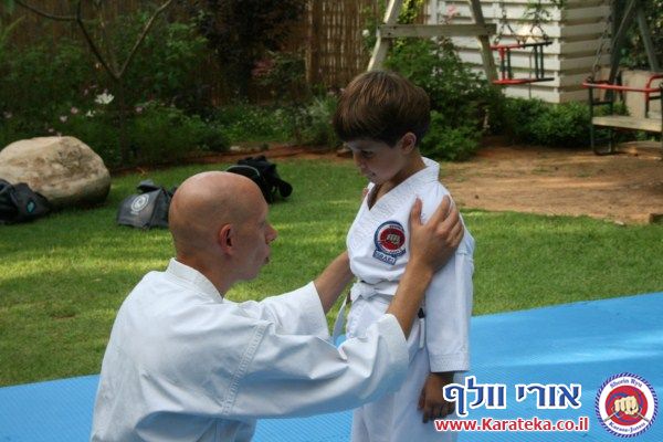 בסוף שנת אימונים מפרכת התקיים אימון סוף שנה בגינה, בנוכחות ההורים. הילדים גיל 4.5-6 הדגימו יכולות מרשימות! החל מיכולות פיסיות, ועד ליכולות טכניות ויכולות ריכוז גבוהות. בסוף האימון התקיימה תחרות קאטות.
