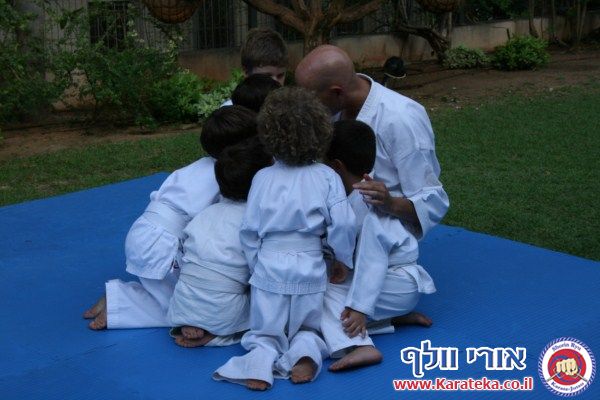 בסוף שנת אימונים מפרכת התקיים אימון סוף שנה בגינה, בנוכחות ההורים. הילדים גיל 4.5-6 הדגימו יכולות מרשימות! החל מיכולות פיסיות, ועד ליכולות טכניות ויכולות ריכוז גבוהות. בסוף האימון התקיימה תחרות קאטות.