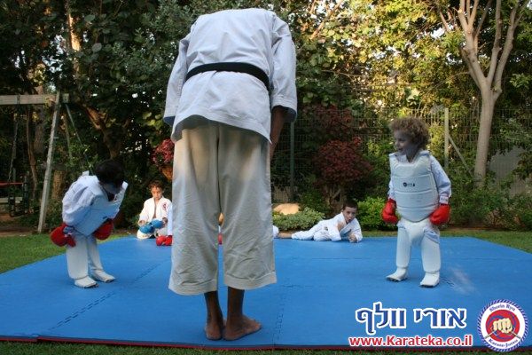 בסוף שנת אימונים מפרכת התקיים אימון סוף שנה בגינה, בנוכחות ההורים. הילדים גיל 4.5-6 הדגימו יכולות מרשימות! החל מיכולות פיסיות, ועד ליכולות טכניות ויכולות ריכוז גבוהות. בסוף האימון התקיימה תחרות קאטות.