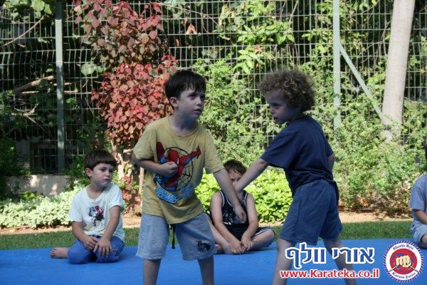 בסוף שנת אימונים מפרכת התקיים אימון סוף שנה בגינה, בנוכחות ההורים. הילדים גיל 4.5-6 הדגימו יכולות מרשימות! החל מיכולות פיסיות, ועד ליכולות טכניות ויכולות ריכוז גבוהות. בסוף האימון התקיימה תחרות קאטות.