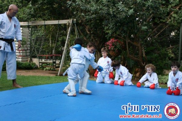 בסוף שנת אימונים מפרכת התקיים אימון סוף שנה בגינה, בנוכחות ההורים. הילדים גיל 4.5-6 הדגימו יכולות מרשימות! החל מיכולות פיסיות, ועד ליכולות טכניות ויכולות ריכוז גבוהות. בסוף האימון התקיימה תחרות קאטות.
