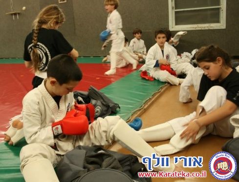 02/2013 אימוני קראטה בקבוצות הילדים השונות בקיבוץ חצור אשדוד