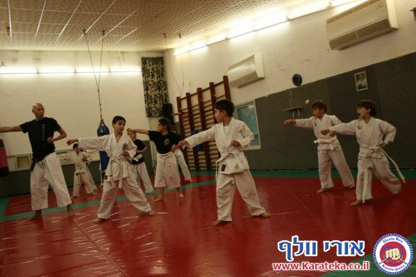 02/2013 אימוני קראטה בקבוצות הילדים השונות בקיבוץ חצור אשדוד