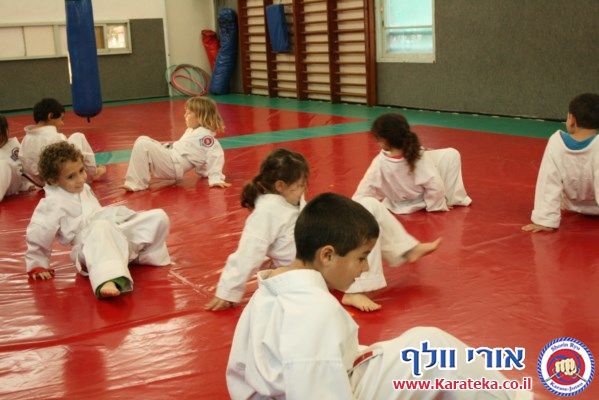 02/2013 אימוני קראטה בקבוצות הילדים השונות בקיבוץ חצור אשדוד
