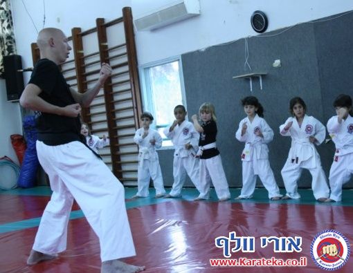 02/2013 אימוני קראטה בקבוצות הילדים השונות בקיבוץ חצור אשדוד